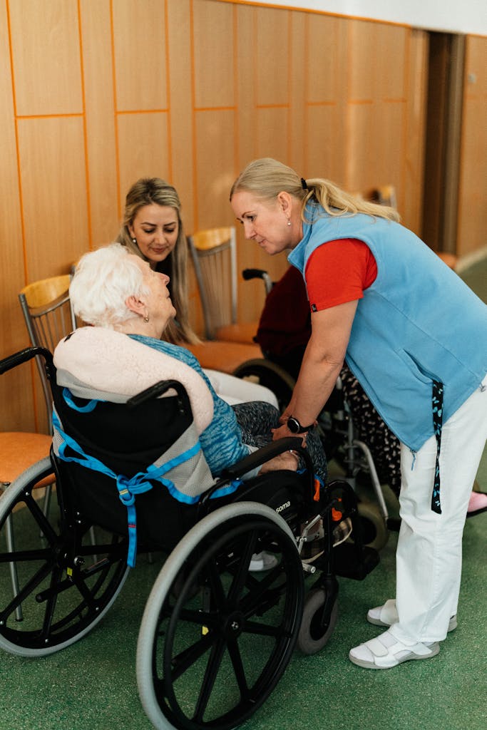 Seniorka hovoří se svou pečovatelkou
